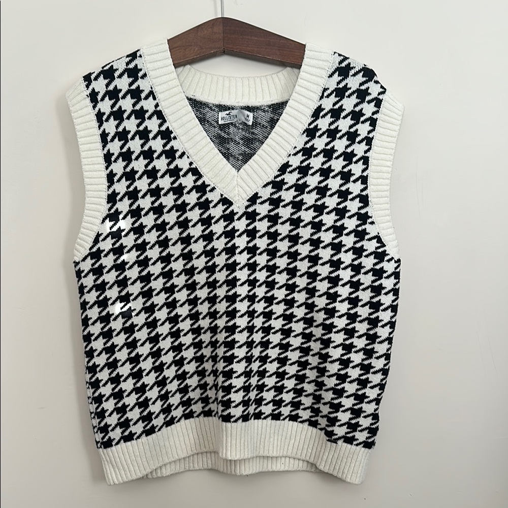 Hollister Black and White Houndstooth V-Neck Sweater